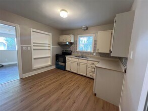 Building Photo - 613 Koehl St