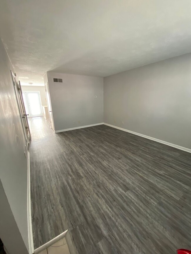 Building Photo - 2Bedroom 1.5Bath - $900 - REDUCED RENT!!