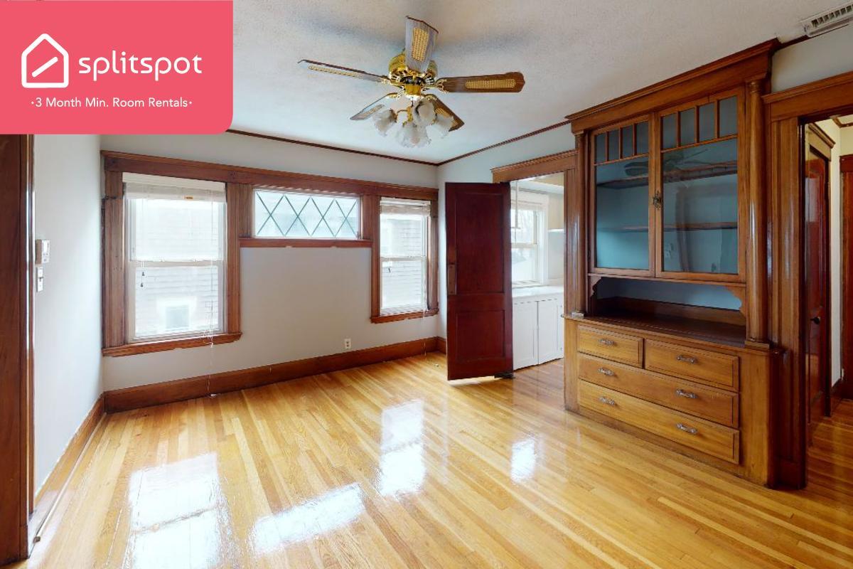 Primary Photo - Private room in 6 bedroom Arlington Apartm...