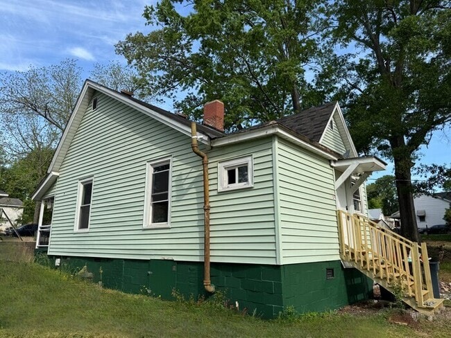 Building Photo - 20 Bedroom 1 Bathroom House