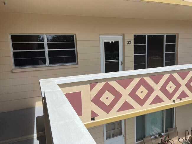 Foto del edificio - 2384 Tahitian Ln