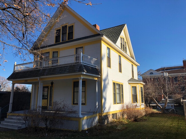 Building Photo - 206 S 5th St