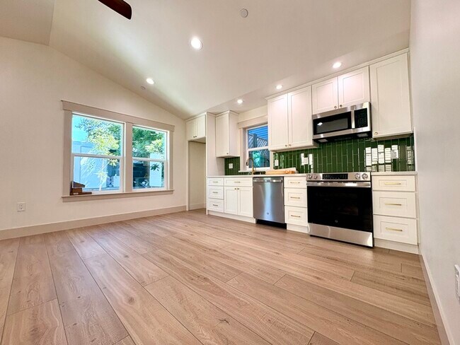 Foto del edificio - Beautiful 2 bedroom 1 Bathroom for rent in North Oak Park! Close to UC Davis and McGeorge Law
