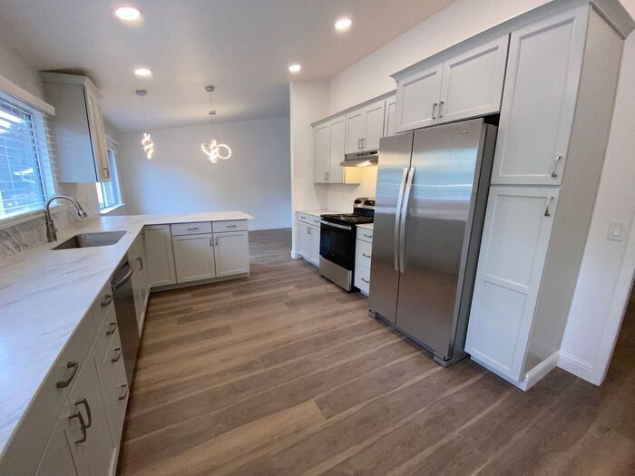 Primary Photo - Modern 4 Bedroom, 3 Bath House - Near Died...
