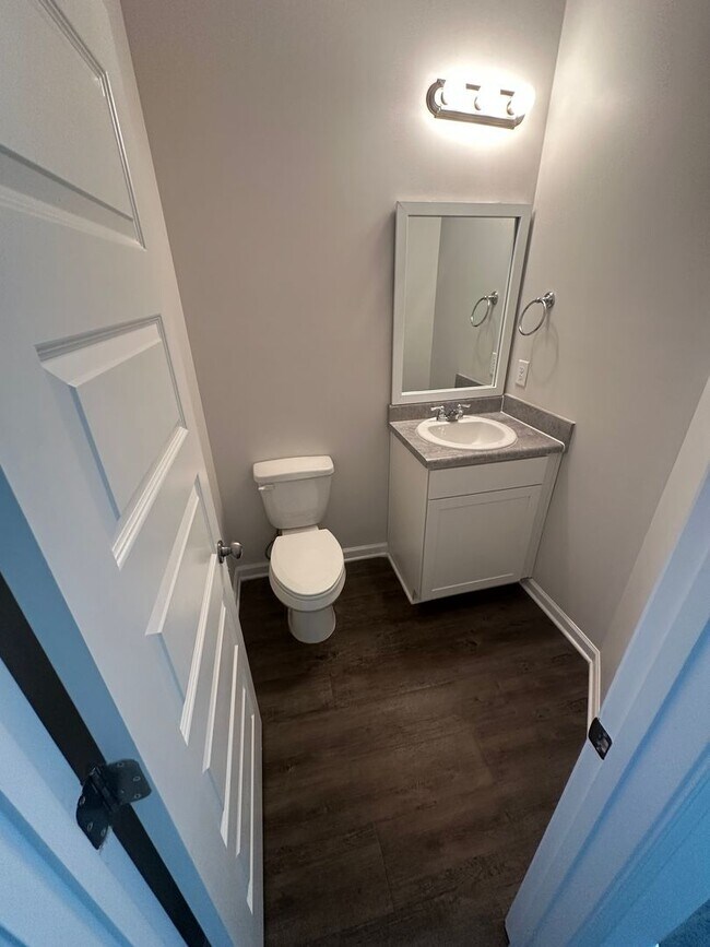 Building Photo - *Get Ready for Summer with a Sizzling Deal...