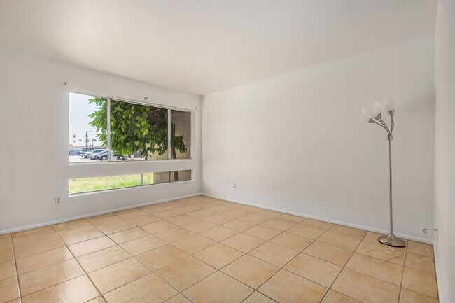 Building Photo - 1052 S San Jose