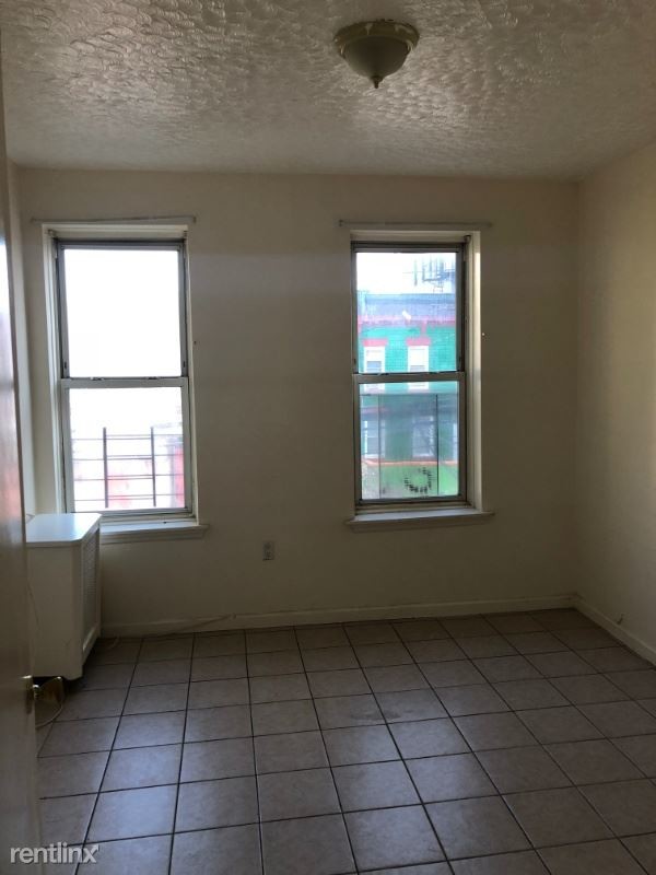 Building Photo - 3 br, 1 bath Apartment - 133 Newport St