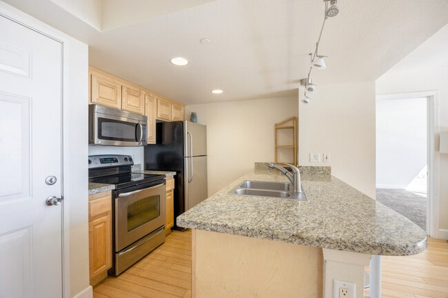 Building Photo - 450 N Arlington Ave