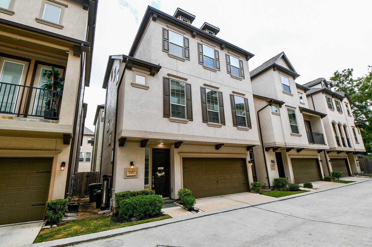 Foto principal - 446 N Live Oak St