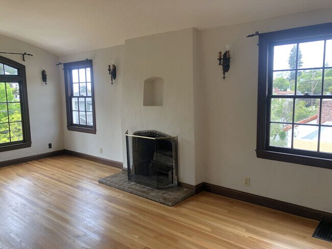 Foto del edificio - COMING SOON-large bedroom and is located near the north side of UCB