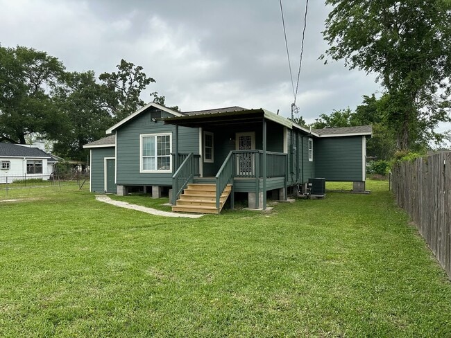 Building Photo - 11013 Pandora Dr