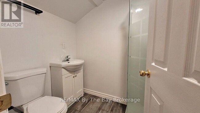 Building Photo - 280 River Rd E