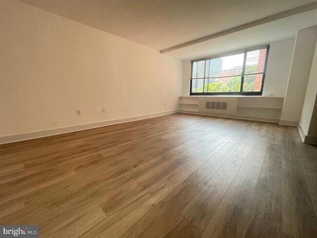 Building Photo - Spacious Studio with all Utilities Included
