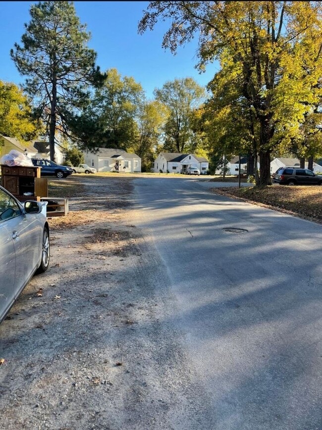 Building Photo - 3 bed house in Henrico County! Alle electric, Central HVAC, large yards, laundry Rva North side!