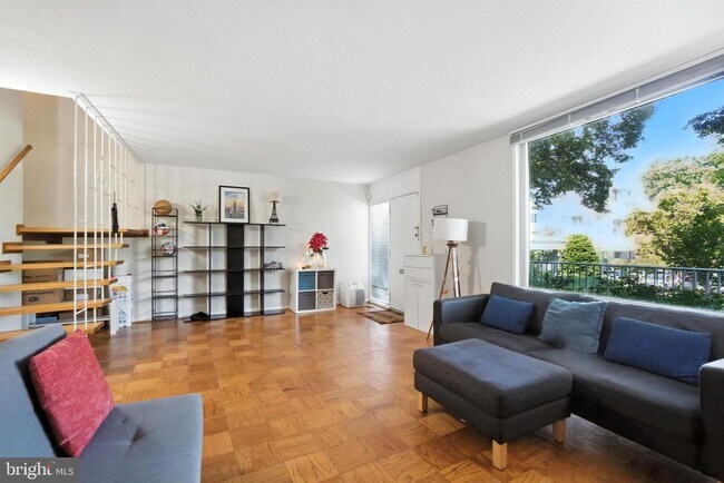 Building Photo - Welcome home to this beautifully updated 3...