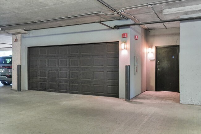 Building Photo - 2000 Bagby St