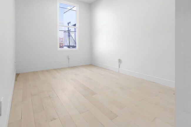 Building Photo - 680 Hart St
