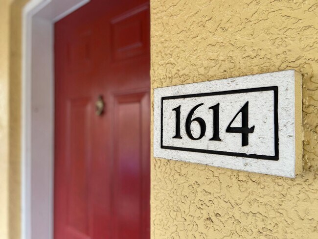 Building Photo - Spacious 1br/1ba Visconti Townhome!