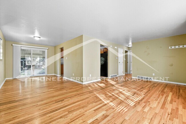 Building Photo - Spacious Home with Washer/Dryer and Fenced...