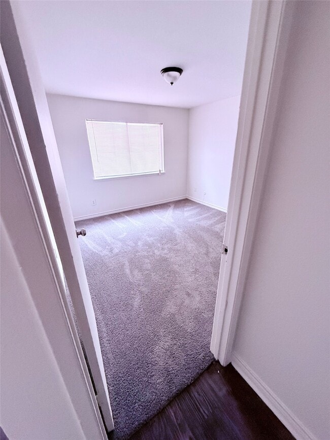 Building Photo - 5625 Antoine Dr