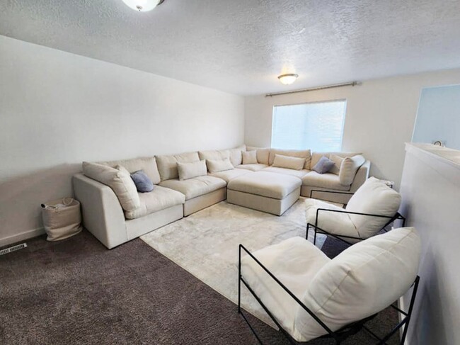 Building Photo - 447 S Pegasus Way