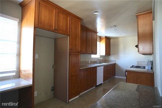 Foto del edificio - 16811 Halper St