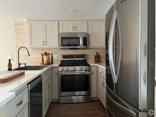 Kitchen - 4750 Templeton St