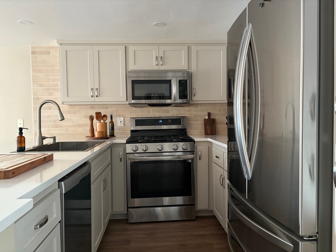 Kitchen - 4750 Templeton St