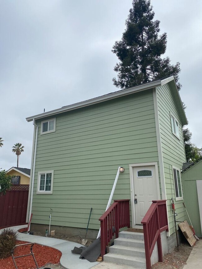 front yard view - 170-2 N 6th St