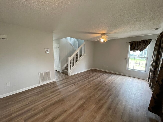 Foto del edificio - Spacious End Unit Towhouse in Desirable Li...
