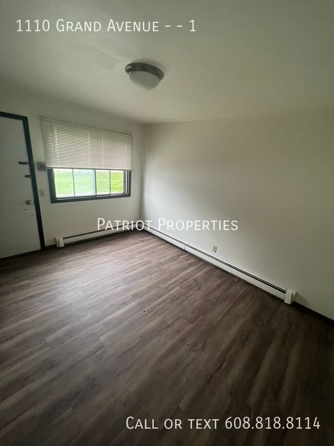 Building Photo - 2 bed/1 bath apartment in Prairie Du Sac, WI!