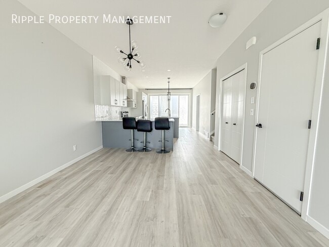 Photo du bâtiment - Modern 3 Beds, 2.5 Baths Upper Unit Only |...