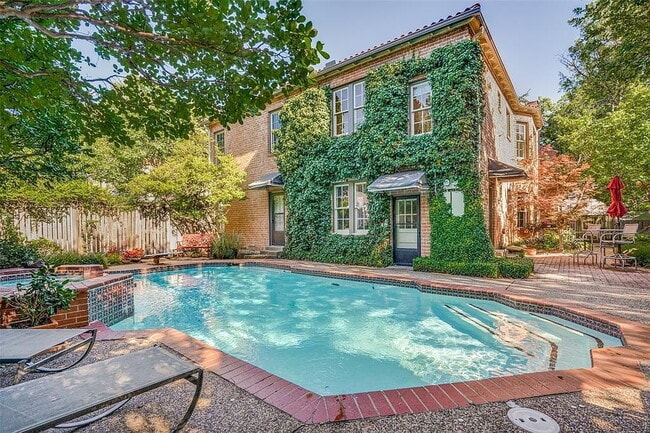 Building Photo - "Charming 3-Bedroom Home on University Blvd – Spacious 2402 Sq Ft with 2 Full Baths in Prime Univ...