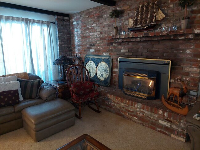 Foto del edificio - Large furnished 4 bedroom home with 2 car garage