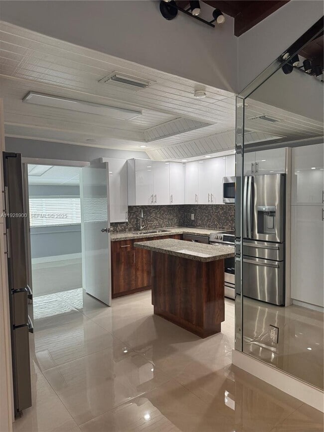 Foto del edificio - 881 Hialeah Dr