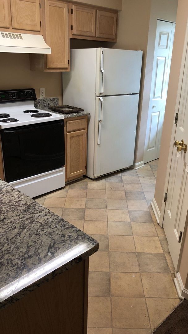 Foto del edificio - BIG REDUCTION!  River Oaks 28E - SPECIAL - 2nd month 1/2 half off rent