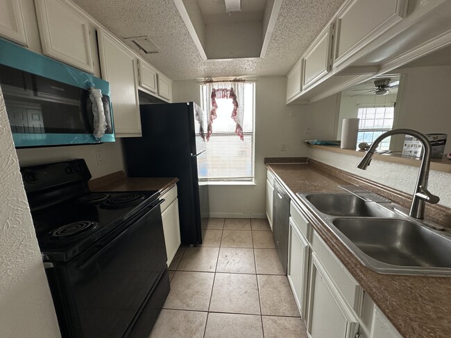 Foto del edificio - 9170 Forest Ln