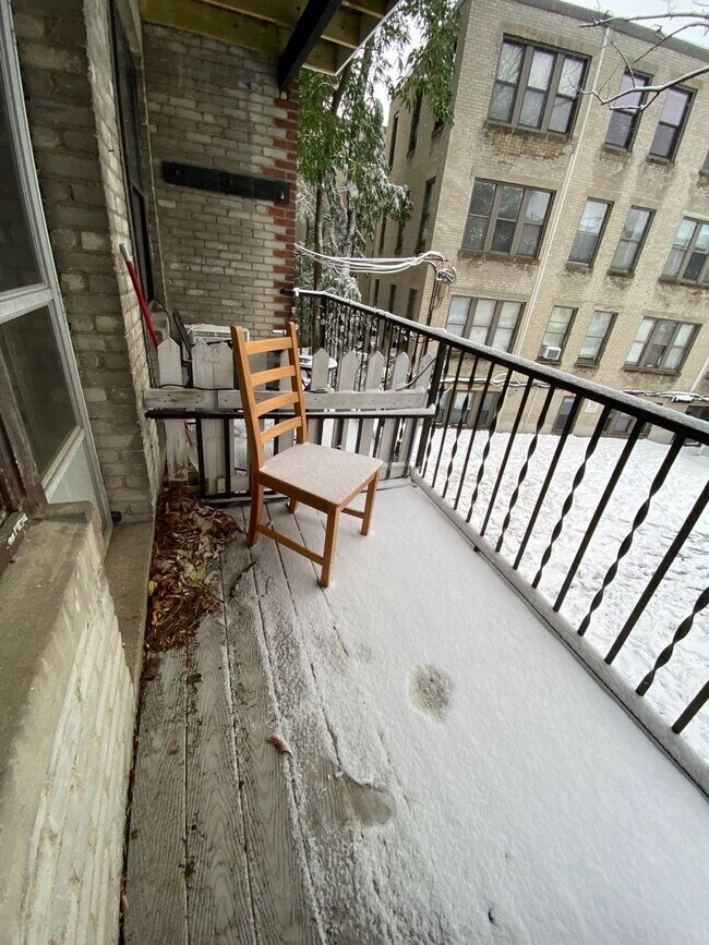 Building Photo - Large Basic Cleveland Circle One Bedroom