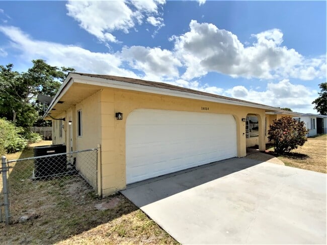 Building Photo - 10830 Stacey Ln