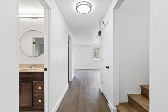 Foto del edificio - 2105 Hawkins Ln