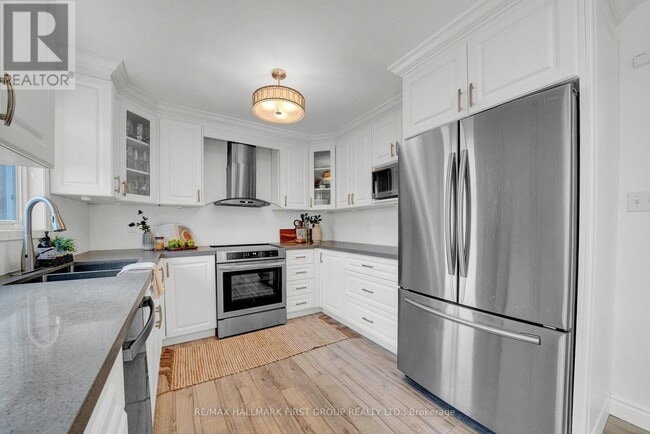 Building Photo - 25 Sprucewood Crescent