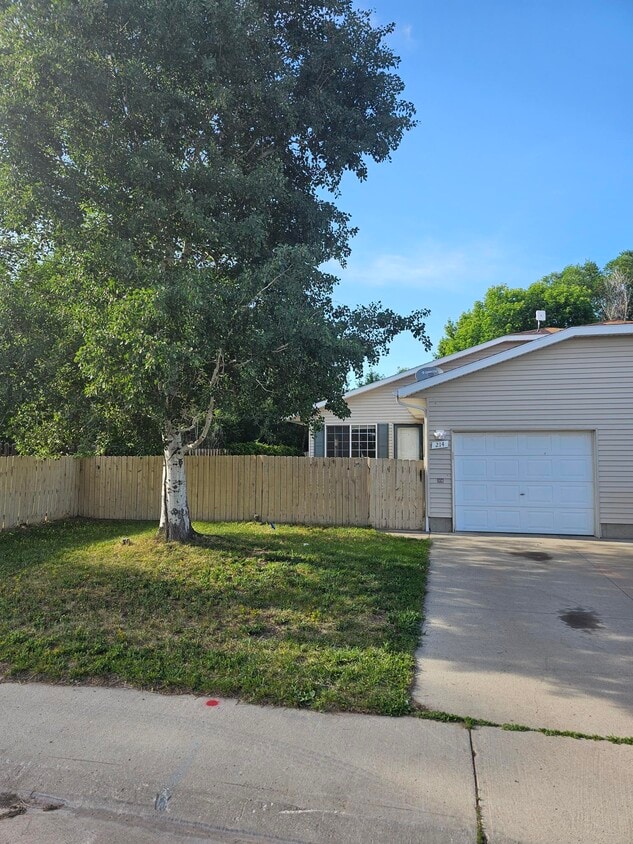Primary Photo - 214 W Timothy St