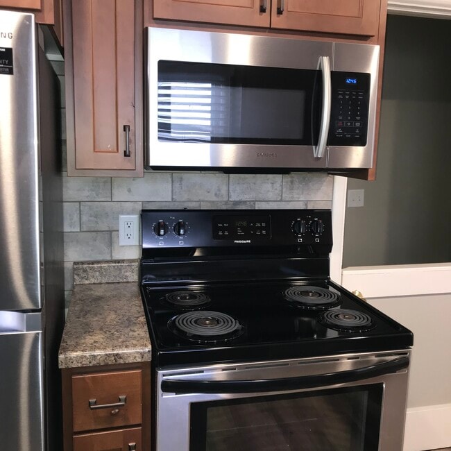STAINLESS APPLIANCES WITH CERAMIC BACK SPLASH - 822 Kilian Blvd SE