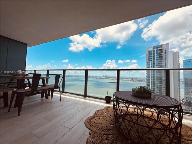 Foto del edificio - 650 NE 32nd St