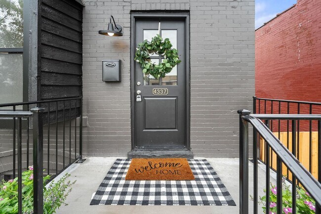 Foto del edificio - $1795 - Single Family Home with Private Two-Level Living Spaces, Driveway Parking & Modern Updates