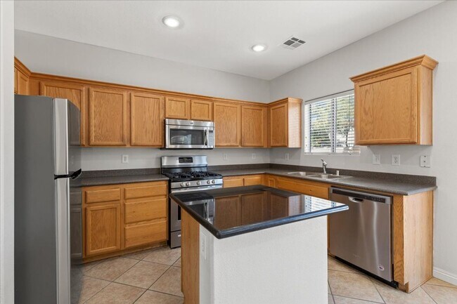 Foto del edificio - Newly Updated 4 bd, 3 bth Must See No Carpet