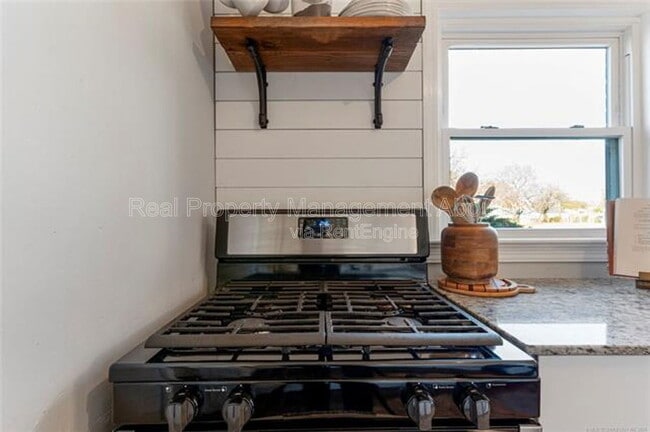 Building Photo - 704 S Toledo Ave