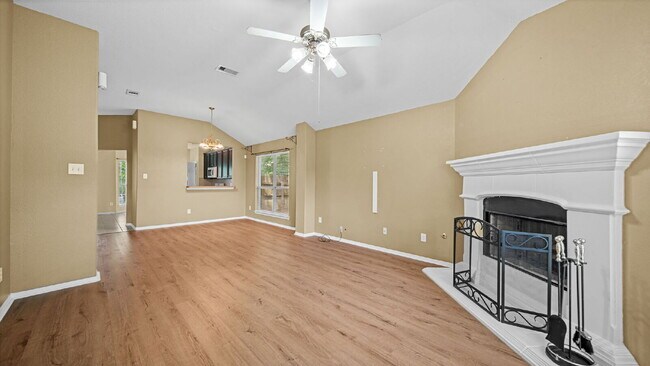 Foto del edificio - Move-In Ready Montgomery Home with Fenced Yard & Mature Trees!