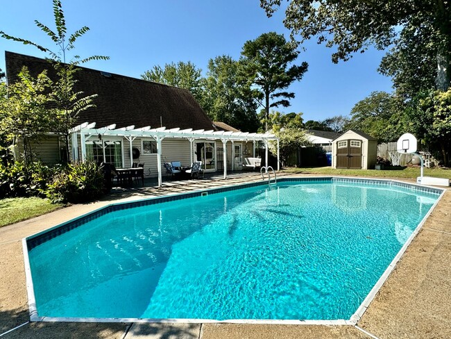 Foto del edificio - A Pool Home in Birchwood Gardens! Availabl...