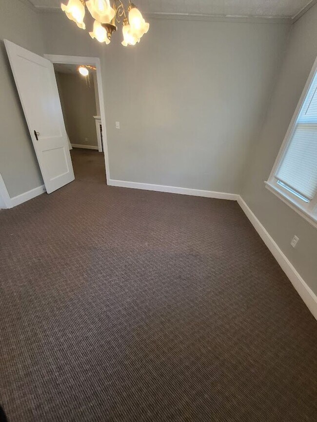 Foto del edificio - Remodeled 2 Bedroom 1 Bath Brick Duplex